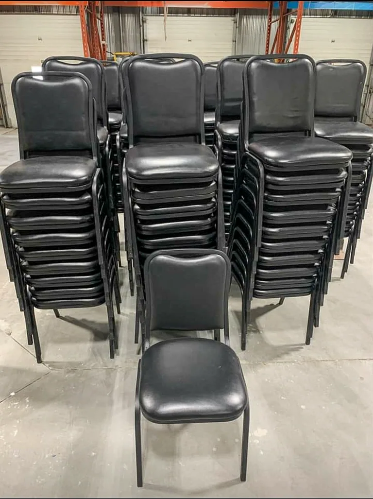 Chaises empilées en entrepôt