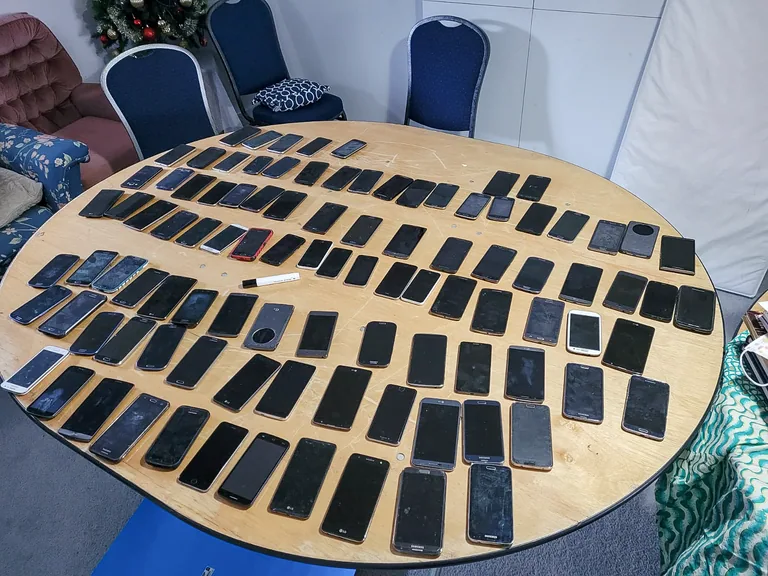 Téléphones disposés sur une table