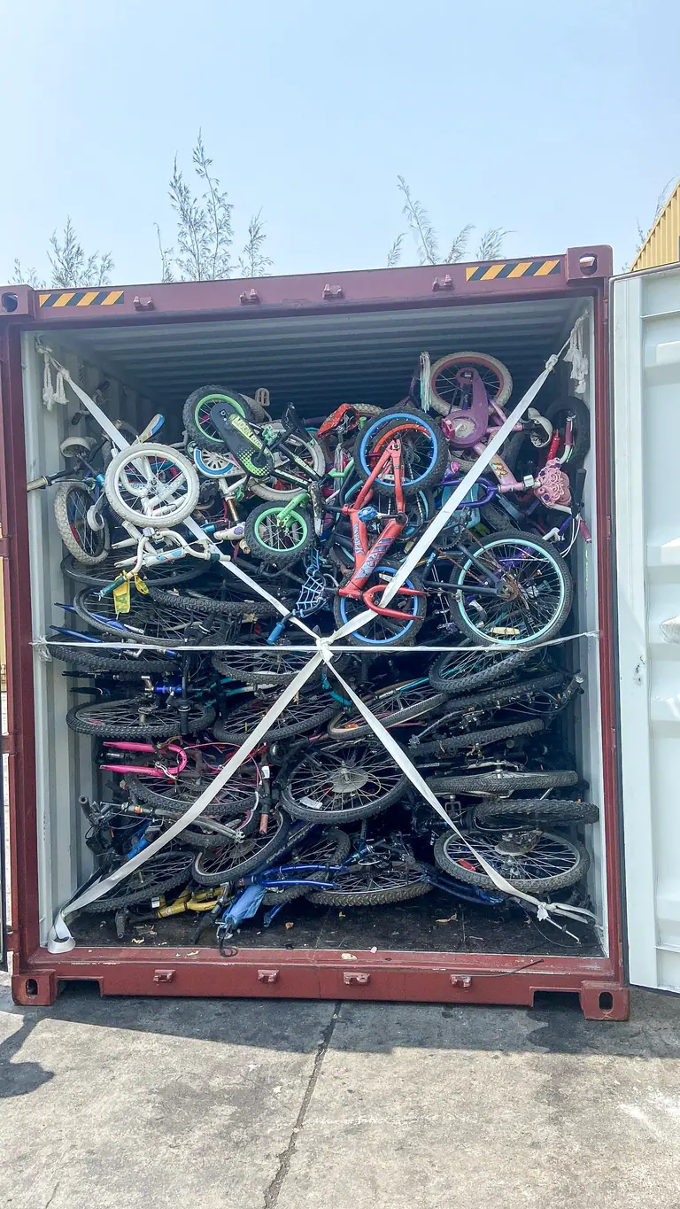 Vélos regroupés dans un conteneur